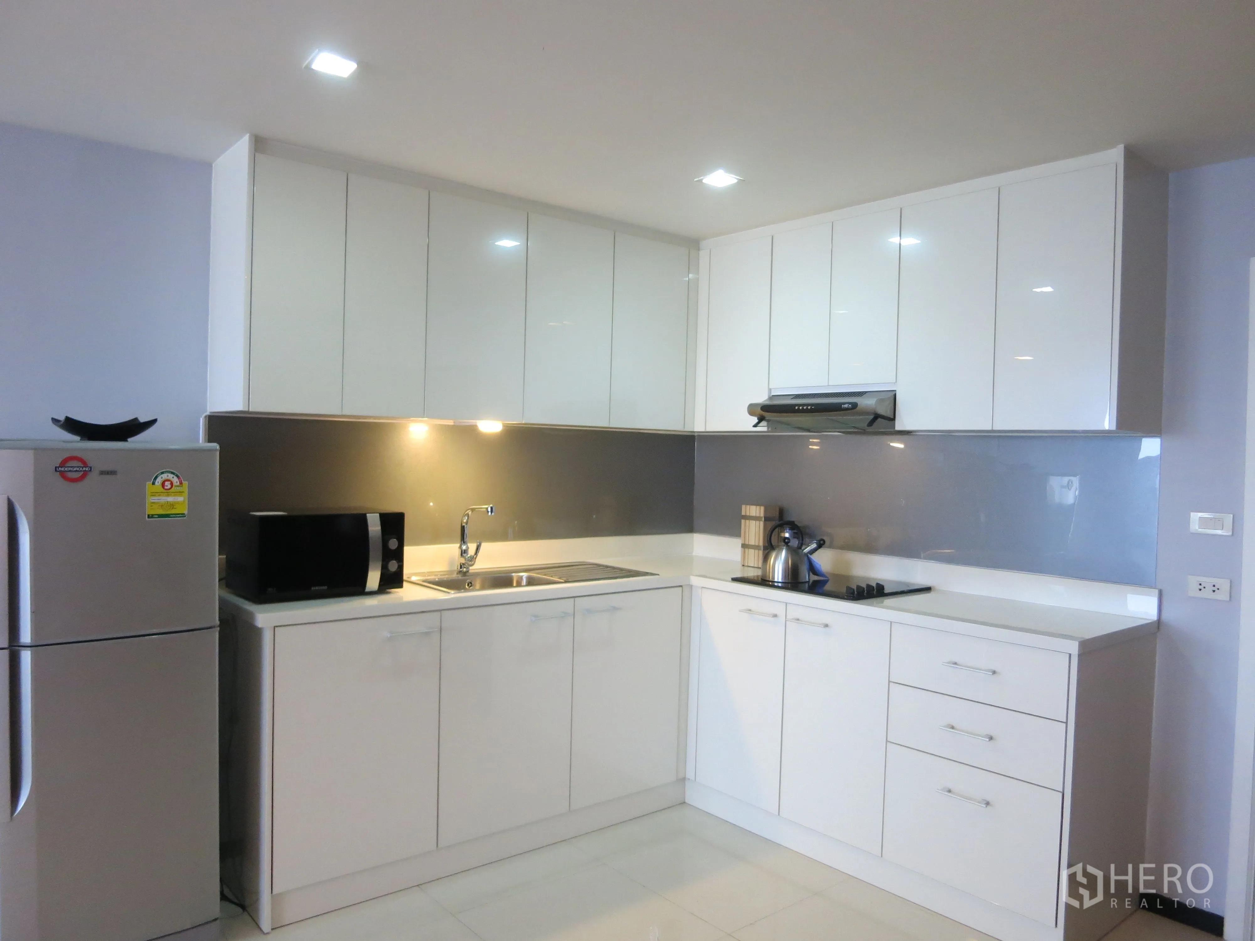 คอนโด ให้เช่าหรือขายในWatthana, Bangkok - ครัวรูปตัวแอลสีขาว ตู้บิลท์อินครบ เตา เครื่องล้างจาน และตู้เย็น