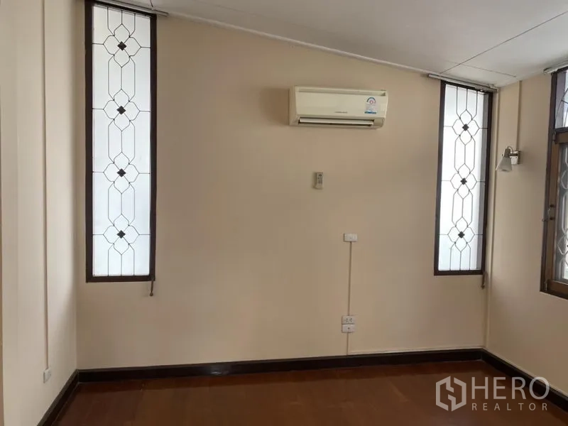 บ้าน ให้เช่าในKhlong Toei, Bangkok - ห้องขนาดกะทัดรัดติดเครื่องปรับอากาศและหน้าต่างแคบสูงลวดลาย