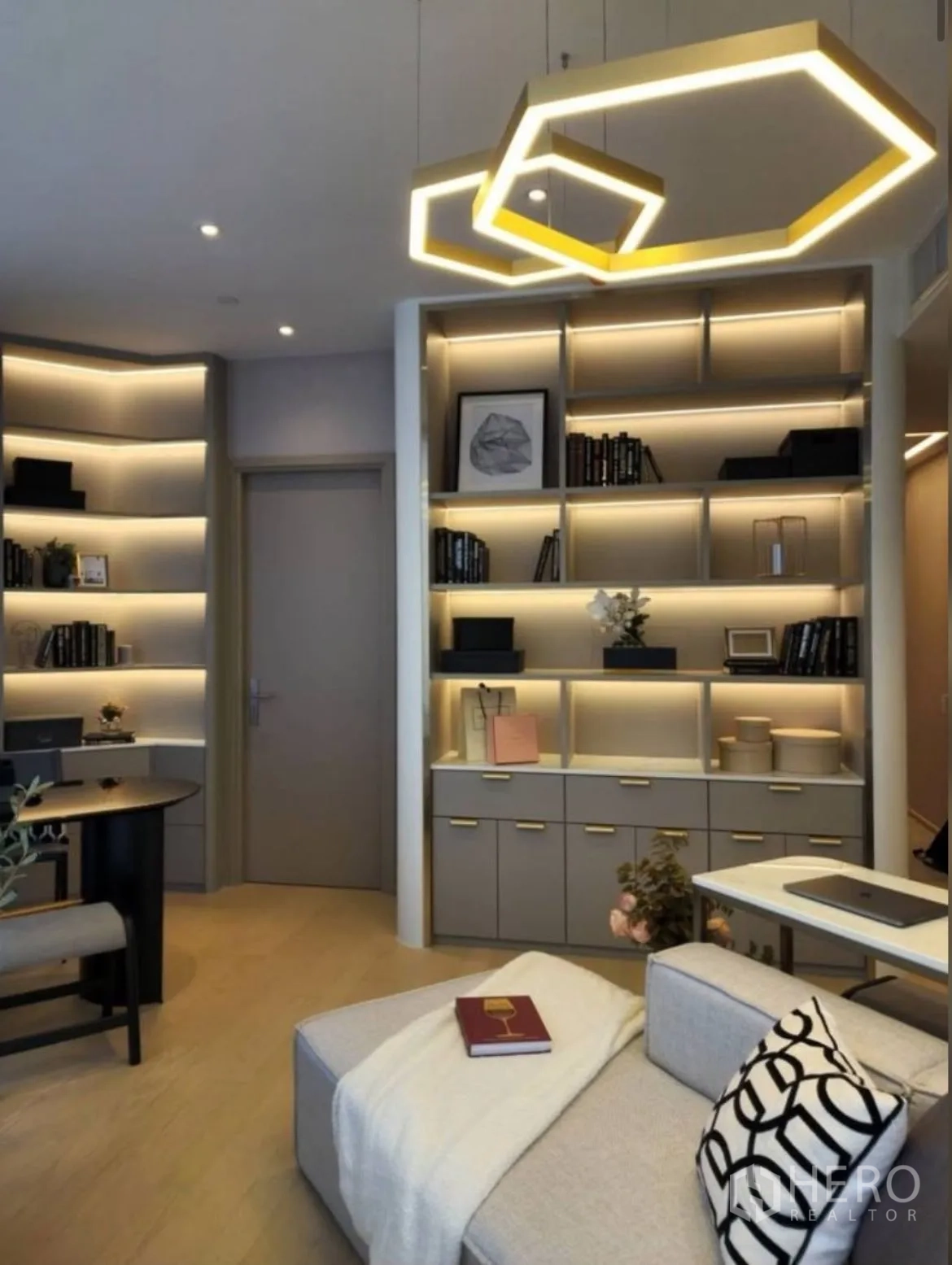 公寓 出租在Din Daeng, Bangkok - 温馨沙发下的金色几何吊灯与定制书柜墙