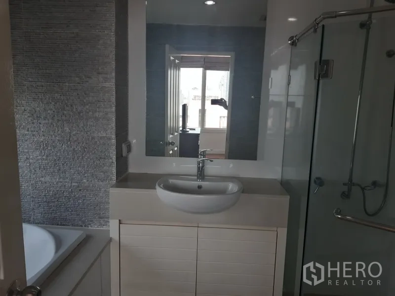 คอนโด ให้เช่าในKhlong Toei, Bangkok - ห้องน้ำหลักมีอ่างล้างหน้า อ่างอาบน้ำ และตู้กระจกอาบน้ำแยก