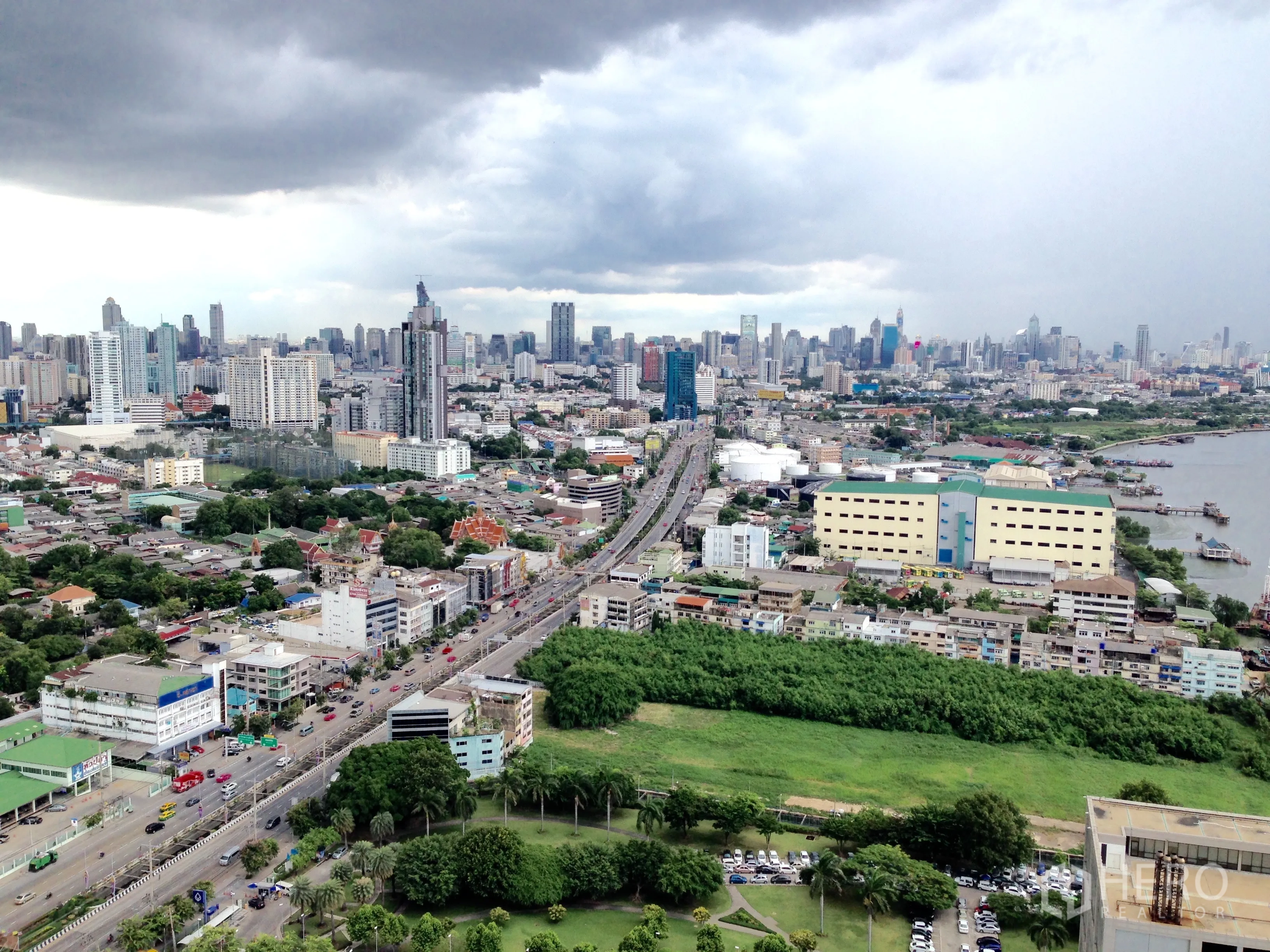 公寓 for sale in Yan Nawa, Bangkok - 鸟瞰曼谷城市景观，主干道与大片绿地清晰可见。