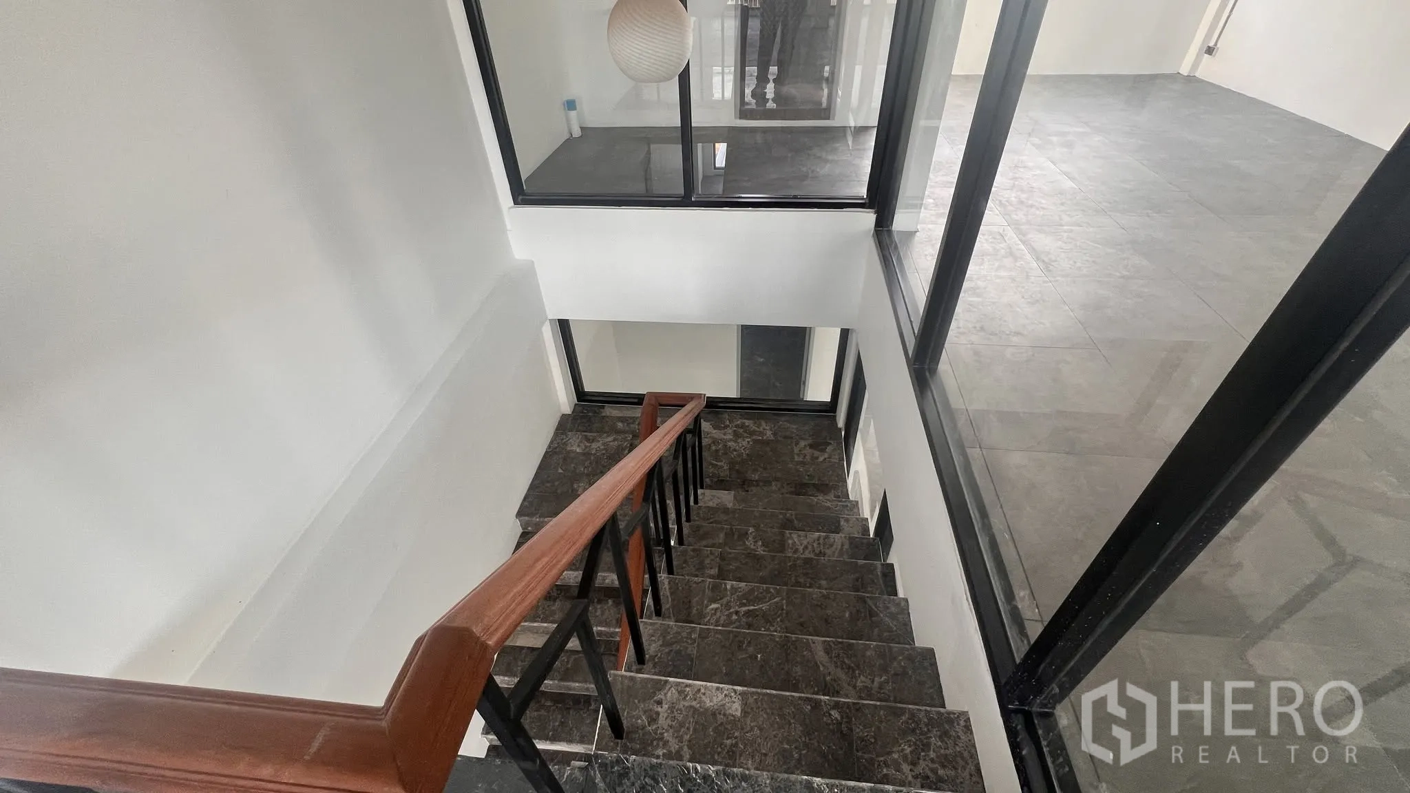 โฮมออฟฟิศ for rent or sale in Phra Khanong, Bangkok - บันไดภายในขั้นหินอ่อนพร้อมราวไม้.