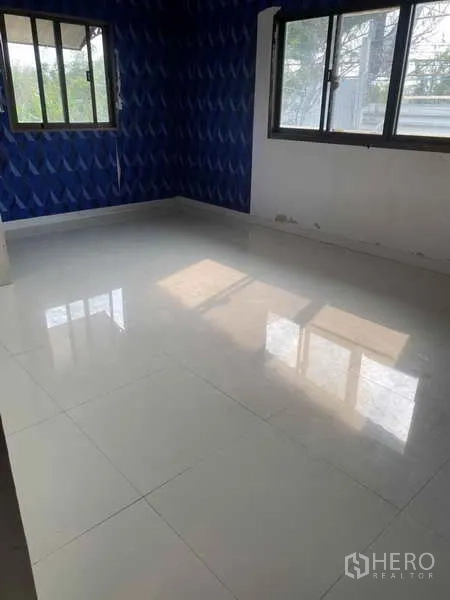 工厂 出租或出售在Bang Yai, Nonthaburi - 二层办公室，白色地砖与蓝色特色墙面。