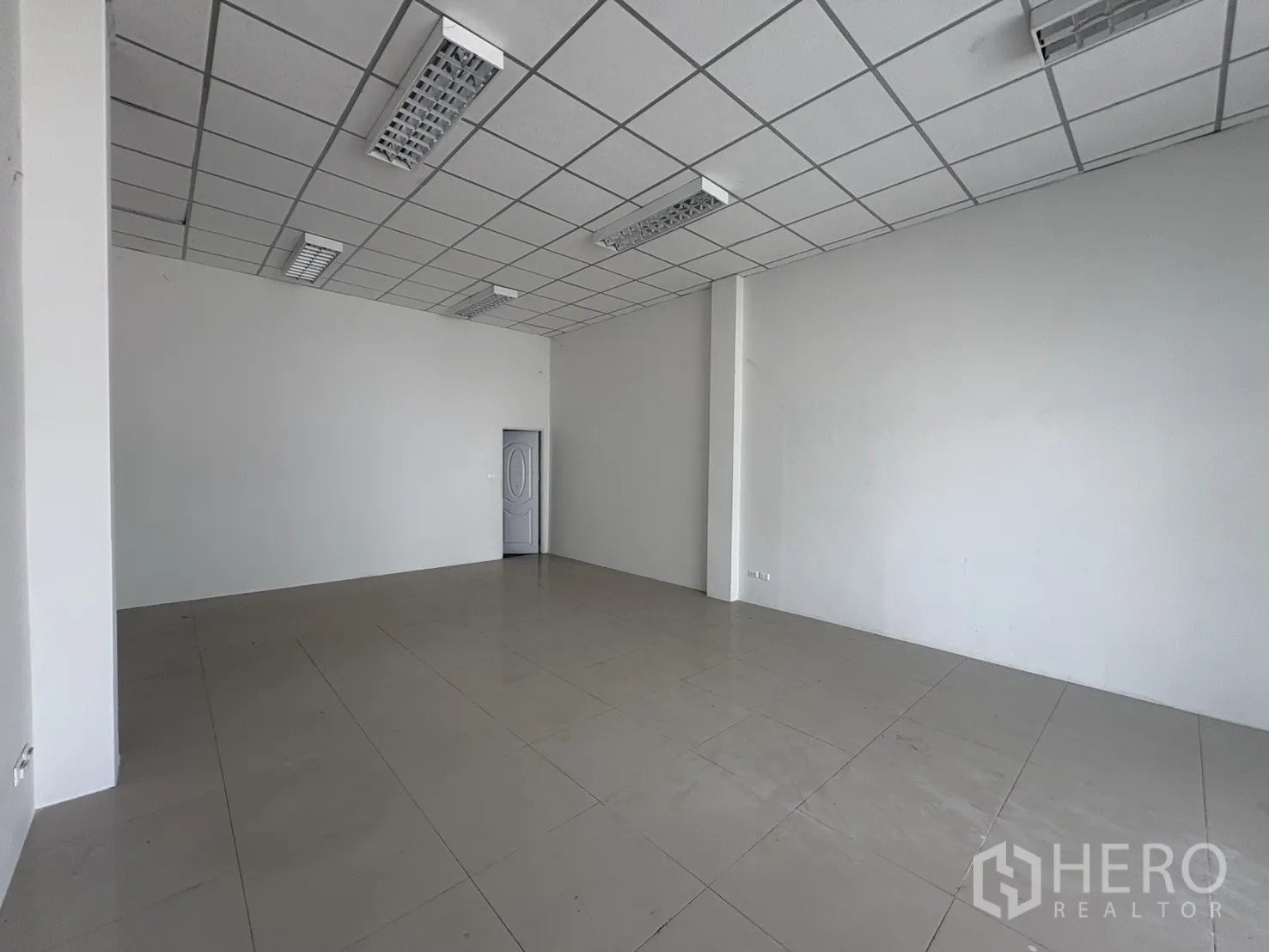 工厂 出租在Phra Samut Chedi, Samut Prakan - 整洁的瓷砖办公室，方格天花与日光灯，随时可装修入驻。