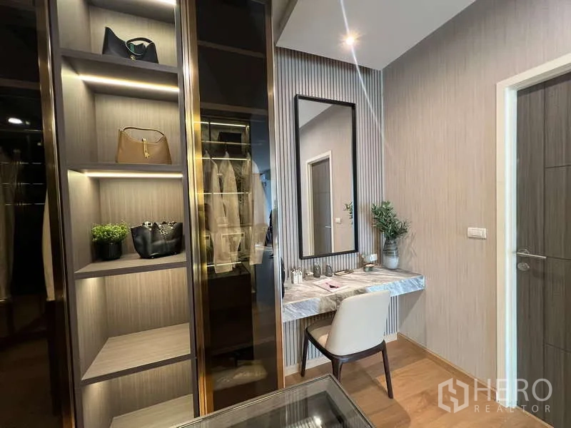 Detached House for sale in Suan Luang, Bangkok - Dressing area with built-in vanity and mirror beside the closet