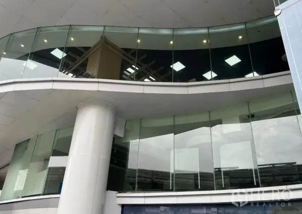 零售空间 出租 - 上层玻璃立面带吊顶灯光，转角门面宽，适合显眼招牌。