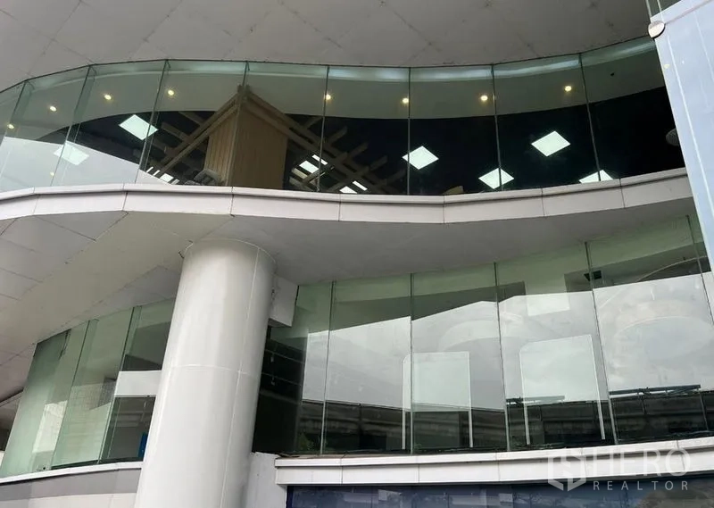 พื้นที่ขายปลีก ให้เช่า - ฟาซาดกระจกชั้นบนพร้อมไฟฝ้า เพดานสูง มุมอาคารเด่นเหมาะทำป้ายหน้าร้าน