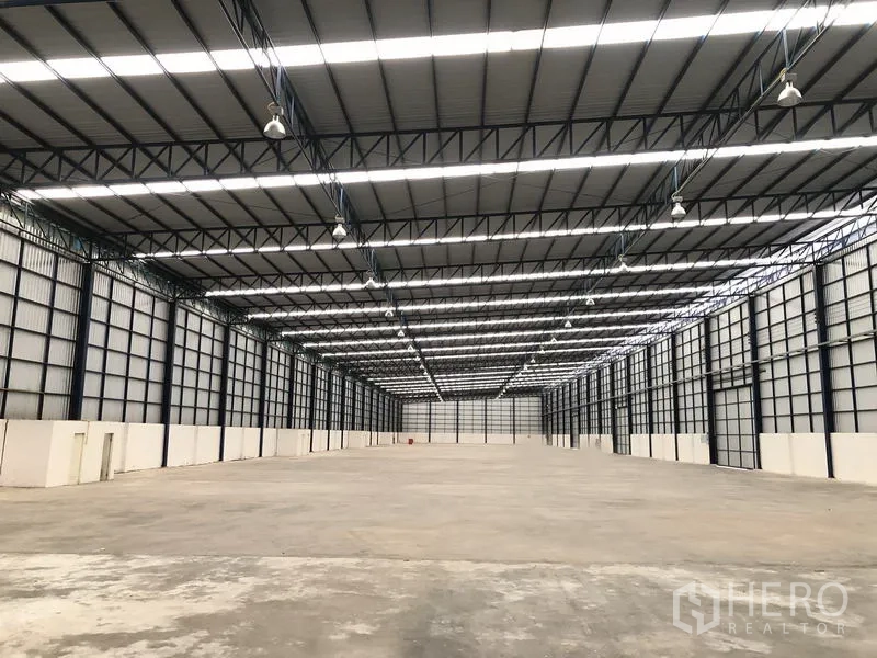 โรงงาน ให้เช่าหรือขายในPhra Nakhon Si Ayutthaya - ภายในโกดังสมมาตร พื้นคอนกรีตขัดมัน และไฟไฮเบย์