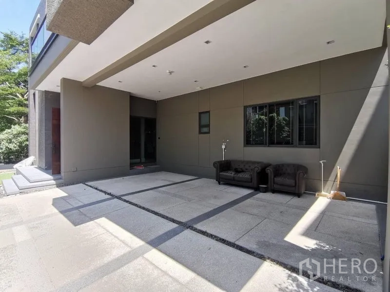 独立式住宅 出售 - 一层有顶车库空间宽敞，摆放沙发