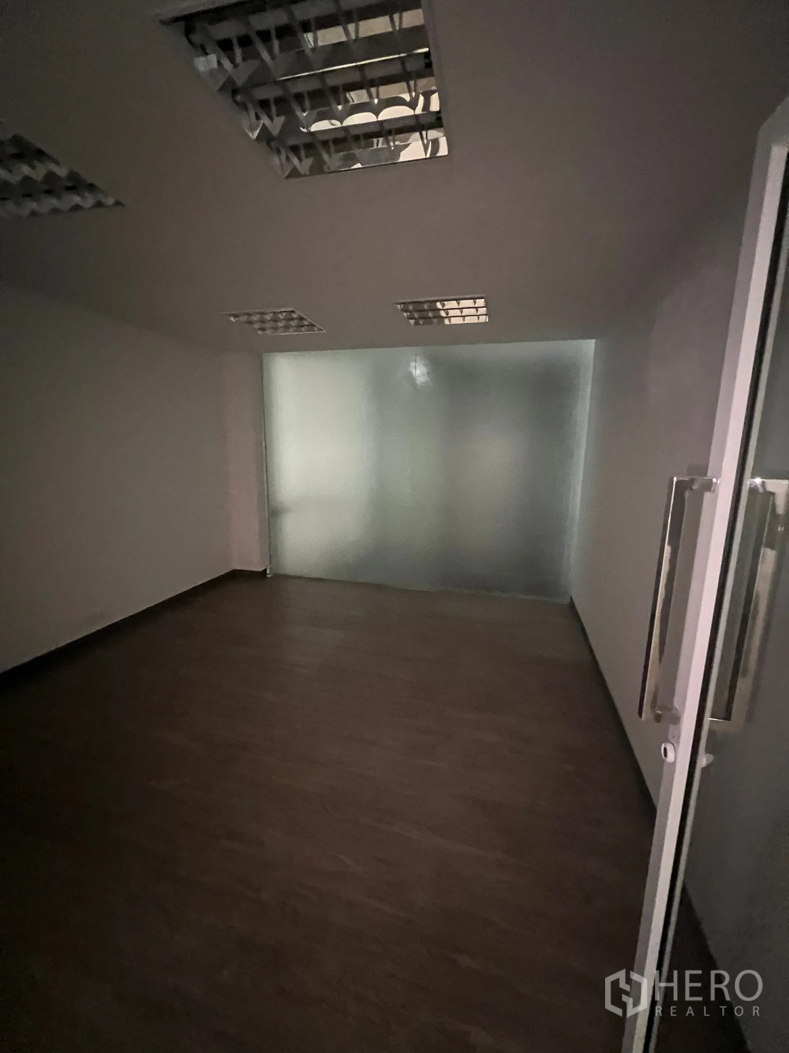 พื้นที่ขายปลีก ให้เช่าในWatthana, Bangkok - ห้องทำงานขนาดเล็กมืด มีฉากกระจกฝ้าและโคมไฟกริด