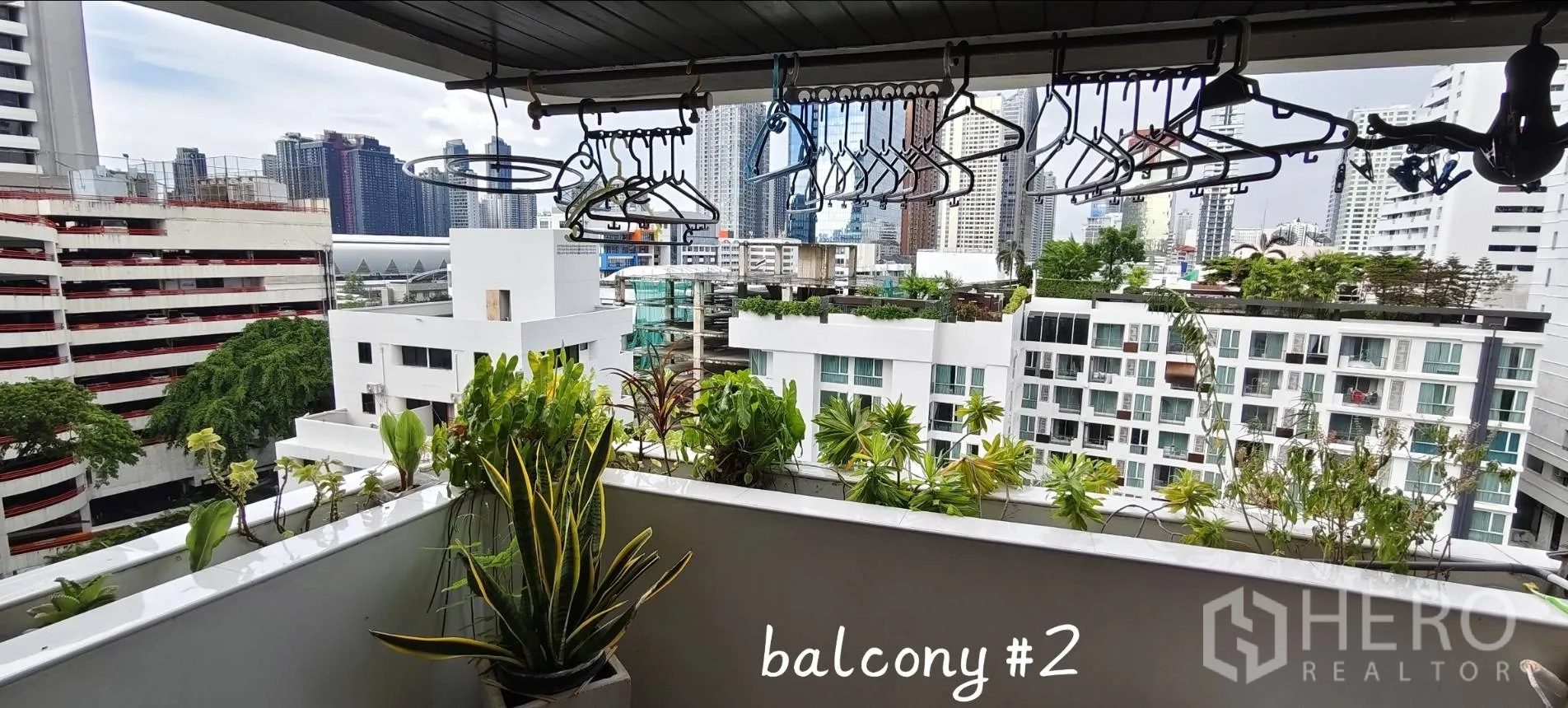 คอนโด for rent in Watthana, Bangkok - ระเบียงที่สองพร้อมกระถางต้นไม้ มองเห็นอาคารโดยรอบและวิวเมือง