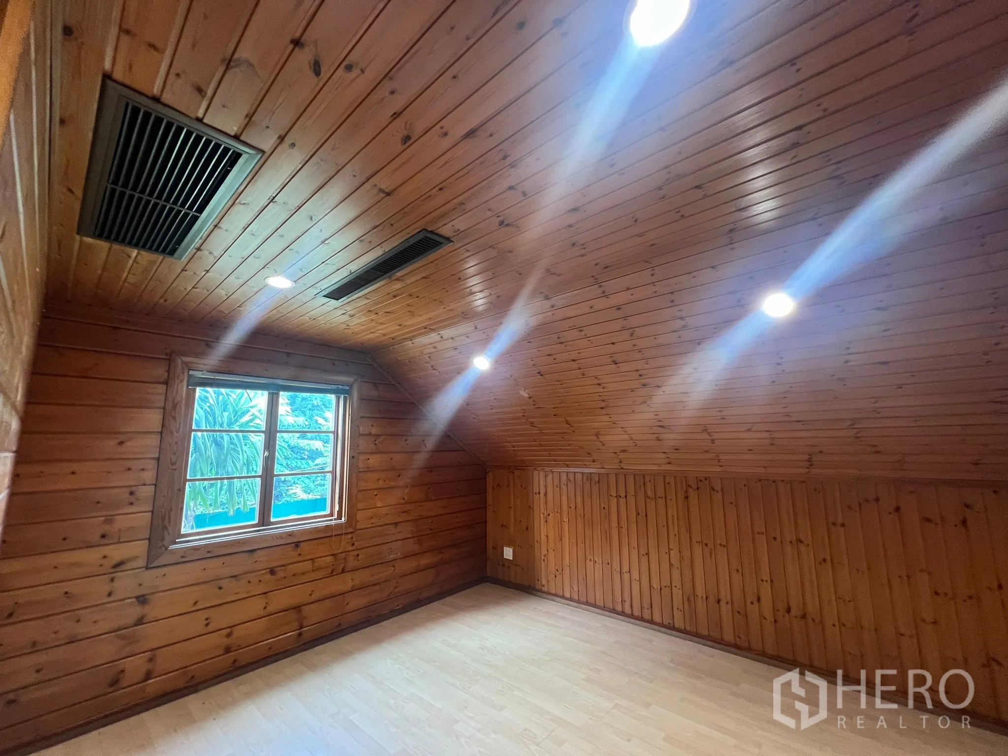 สำนักงานที่บ้าน ให้เช่าในSuan Luang, Bangkok - ห้องชั้นบนเพดานไม้ลาด มีหน้าต่างและช่องระบายอากาศ