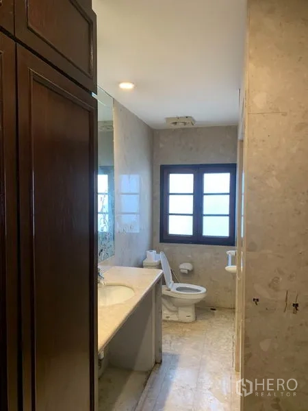 ทาวน์เฮาส์ ให้เช่าหรือขายในPhra Khanong, Bangkok - ห้องน้ำกรุหินอ่อน เคาน์เตอร์อ่างล้างหน้า กระจกบานใหญ่ และหน้าต่าง