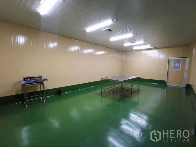 คลังสินค้า ให้เช่าหรือขายในMueang Samut Sakhon, Samut Sakhon - คลีนรูมกว้างพร้อมโต๊ะสแตนเลสและไฟ LED