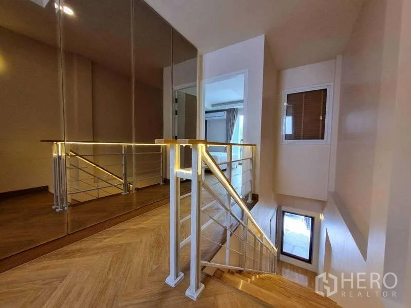 ทาวน์เฮาส์ ให้เช่าในWang Thonglang, Bangkok - ชั้นลอยติดผนังกระจกเงา มีหน้าต่างและประตูเข้าห้องนอน