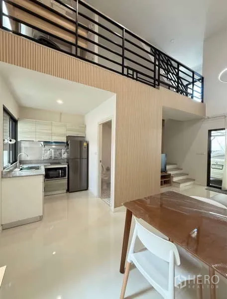 联排别墅 出租在Bang Phli, Samut Prakan - 餐区与厨房位于夹层下，旁有楼梯通往二层。