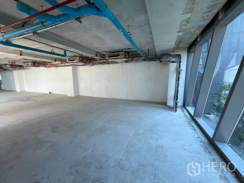 零售空间 出租在Pathum Wan, Bangkok - 开放式零售区，落地窗与顶部风管清晰可见。