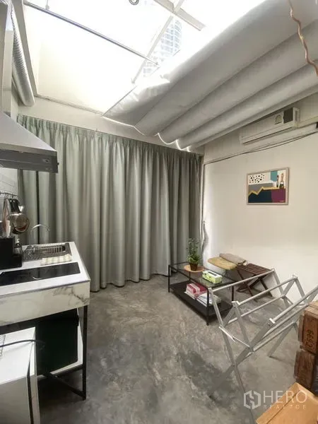 店屋 出租或出售在Khlong Toei, Bangkok - 带天窗的小厨房，仿大理石操作台与整面窗帘，翻新店屋内景。