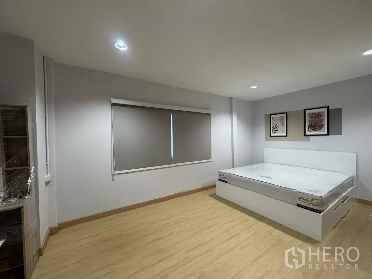 Detached House for rent - Extra-large bedroom with platform bed and wood flooring.