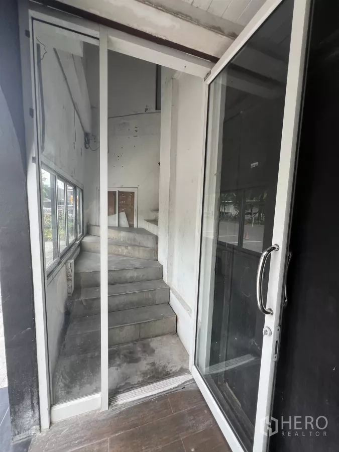 พื้นที่ขายปลีก ให้เช่า - โถงทางเข้าประตูกระจกบานเลื่อนพร้อมทางขึ้นบันได