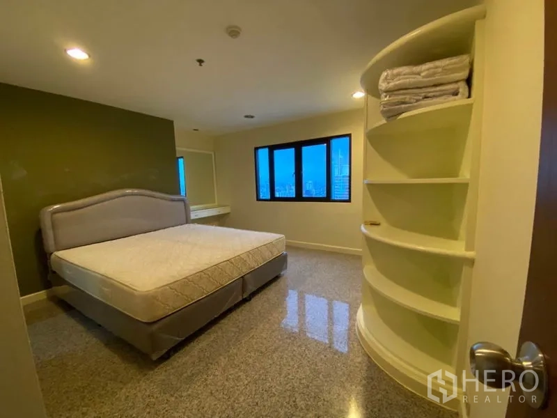 คอนโด ให้เช่าในWatthana, Bangkok - ห้องนอนหลัก เตียงขนาดใหญ่ หน้าต่าง และชั้นบิวท์อินโค้งมน