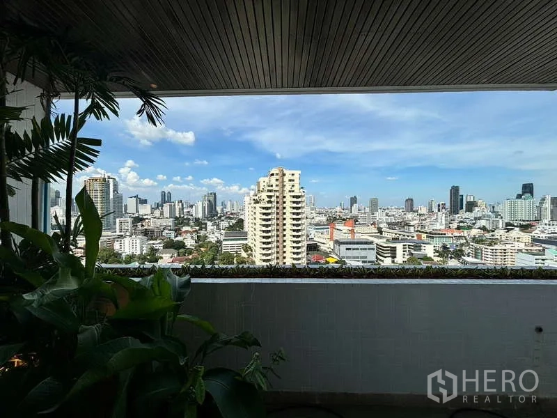 คอนโด ให้เช่าในWatthana, Bangkok - ระเบียงกว้างมีต้นไม้ล้อม มองเห็นวิวเมือง