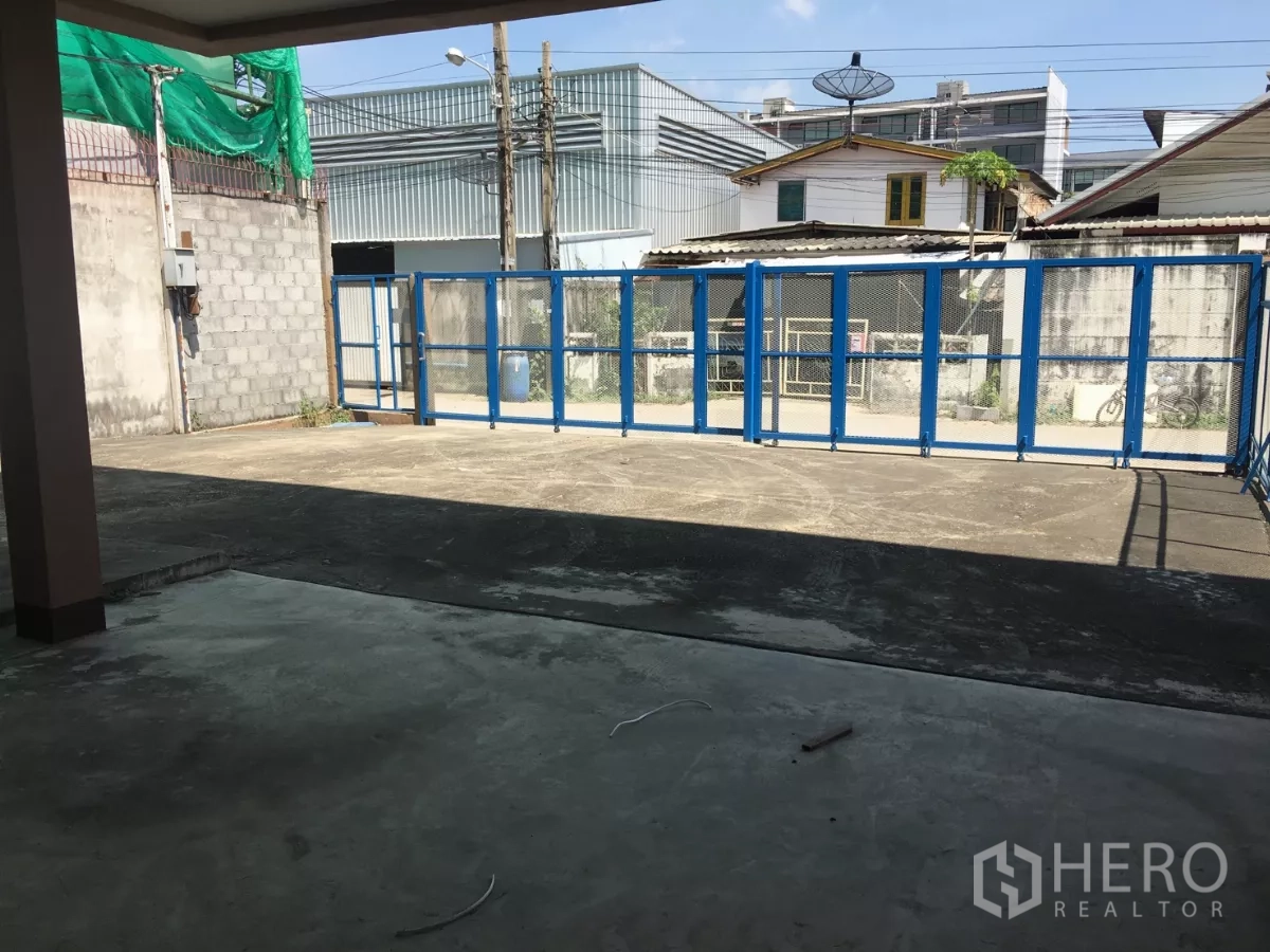 คลังสินค้า ให้เช่าในBueng Kum, Bangkok - ลานคอนกรีตรั้วสีน้ำเงินแบบบานเลื่อน เหมาะสำหรับรถบรรทุกและที่จอดรถ