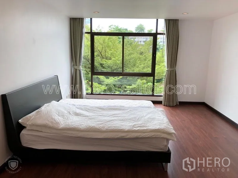 คอนโด ให้เช่าหรือขายในWatthana, Bangkok - ห้องนอนกว้างพร้อมหน้าต่างใหญ่ มองเห็นย่านพักอาศัยร่มรื่น