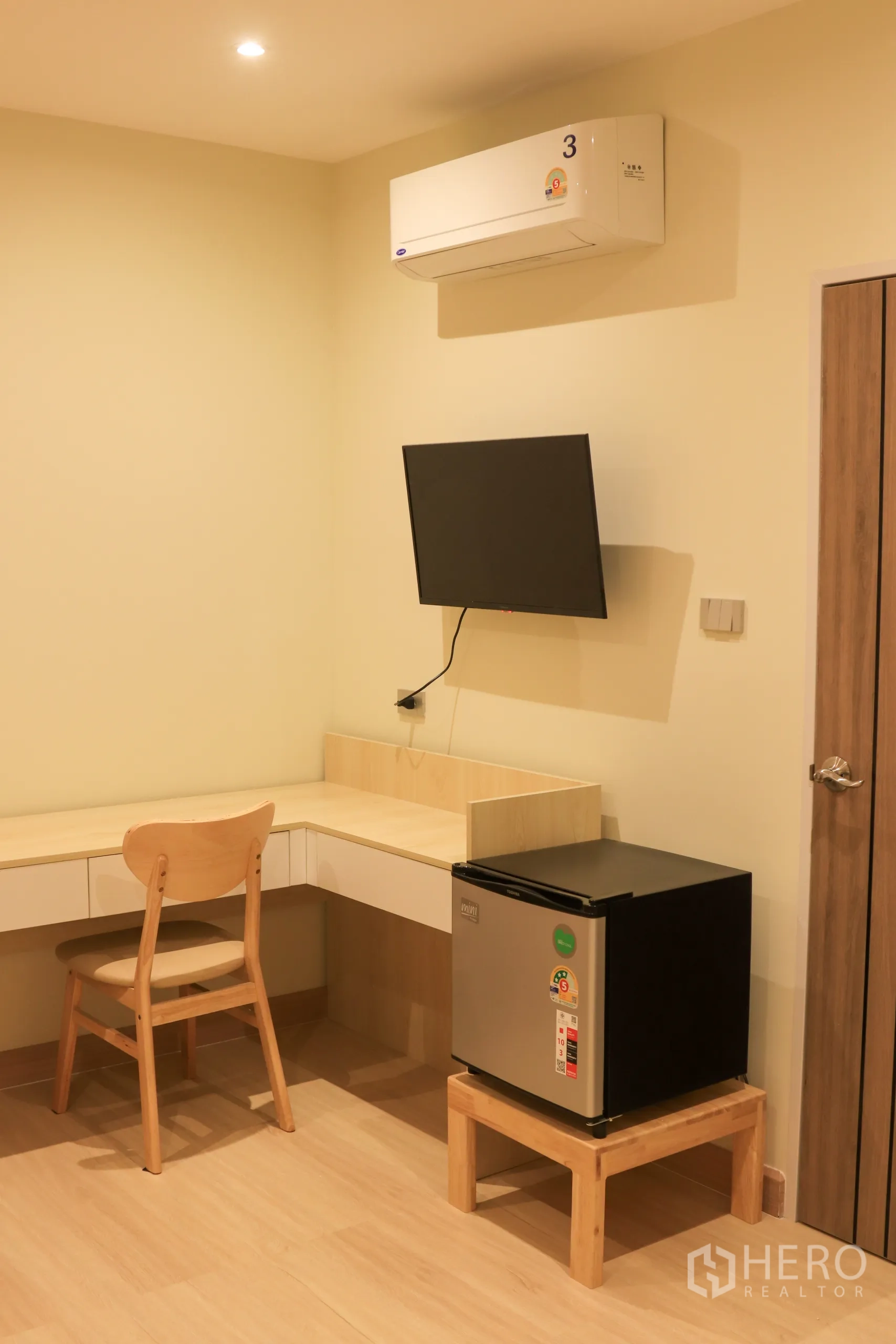 อาคารพาณิชย์ ให้เช่าในWatthana, Bangkok - ห้องมีโต๊ะรูปตัวแอล ทีวี และตู้เย็นวางบนขาตั้ง