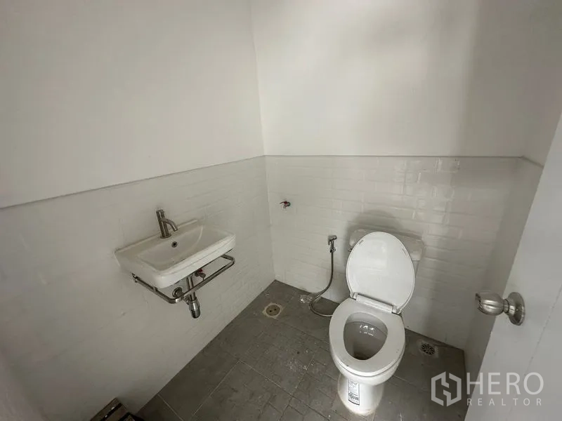 คลังสินค้า ให้เช่าในBang Phli, Samut Prakan - ห้องน้ำสะอาด พื้นกระเบื้องสีเทา ผนังกระเบื้องลายอิฐสีขาว พร้อมอ่างล้างมือ