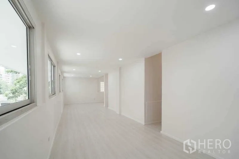 บ้าน ขายในWatthana, Bangkok - ห้องอเนกประสงค์ยาว พร้อมหน้าต่างสองฝั่ง