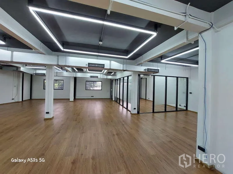 สำนักงาน ให้เช่าในKhlong Toei, Bangkok - ออฟฟิศโอเพนสเปซ ไฟเพดาน LED ห้องกระจก และพื้นลายไม้โทนอุ่น.