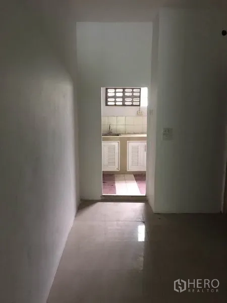 อาคารพาณิชย์ ให้เช่าในKhlong Toei, Bangkok - โถงทางเดินสู่แพนทรี รับแสงธรรมชาติจากบล็อกช่องลม