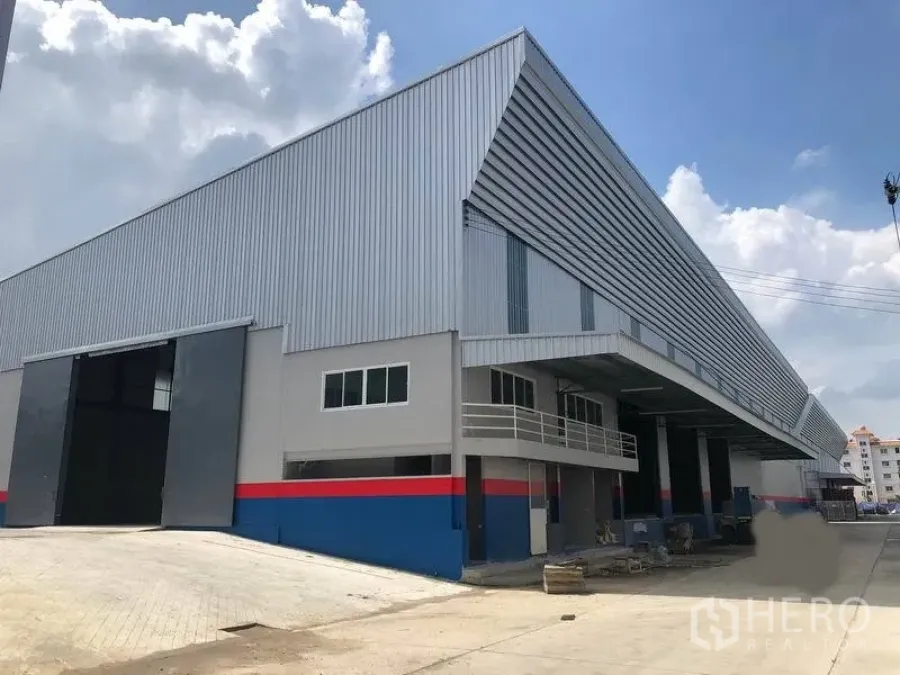 คลังสินค้า ให้เช่าในBang Phli, Samut Prakan - ภายนอกโกดังเมทัลชีทสมัยใหม่ มีหลังคาคลุมท่าขนถ่ายยกพื้นและทางวิ่งรถบรรทุกกว้าง