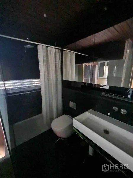 คอนโด ขายในPathum Wan, Bangkok - ห้องน้ำโทนเข้มทันสมัย พร้อมฝักบัว อ่างล้างหน้า และกระจก