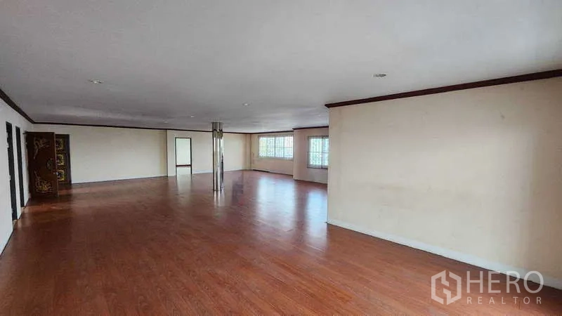 Factory for rent in Pak Kret, Nonthaburi - Private office with wood-look floor and barred window