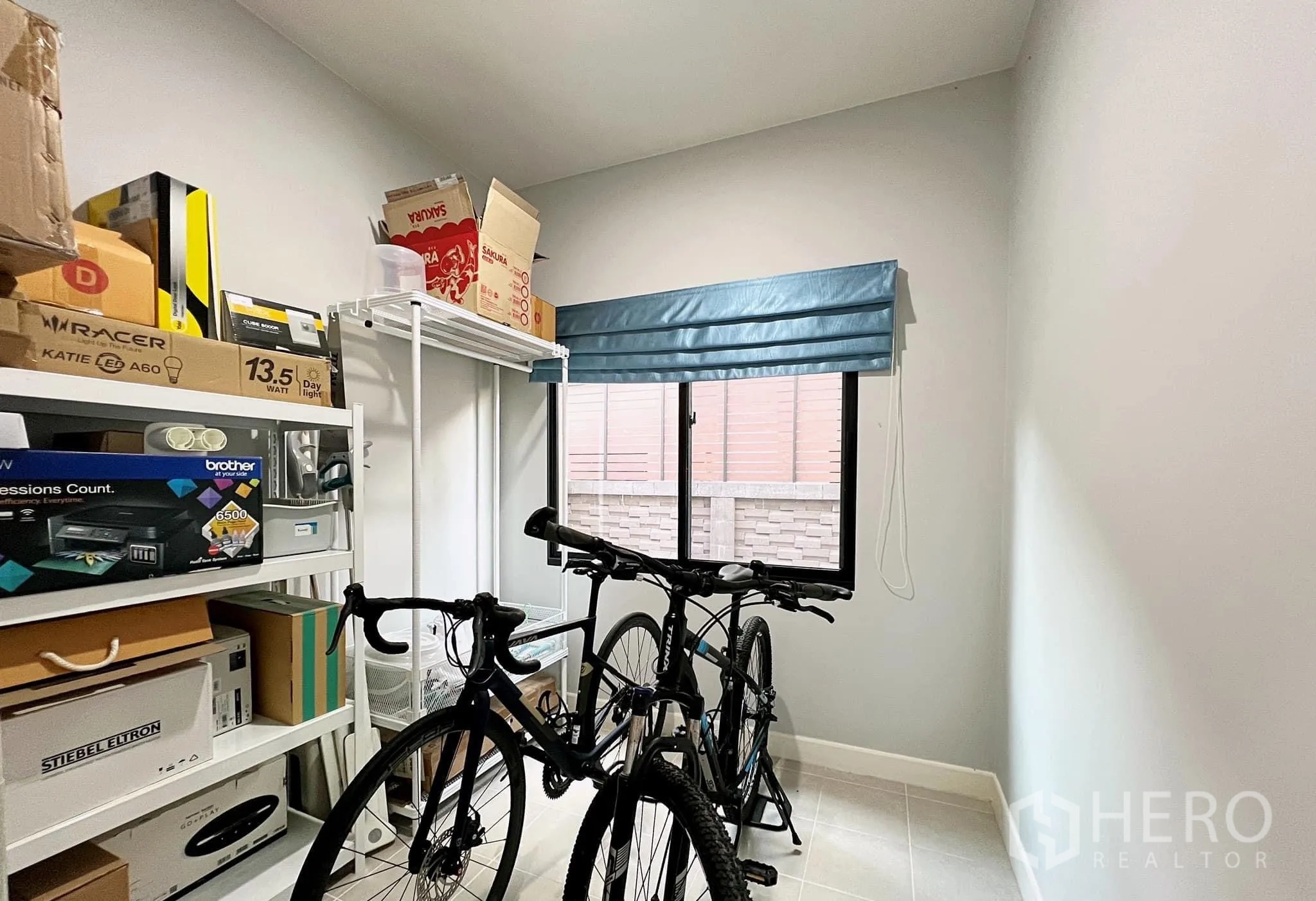 บ้าน ให้เช่าหรือขายในLam Luk Ka, Pathum Thani - ห้องเก็บของหรือห้องงานอดิเรก มีชั้นวางและจักรยานใกล้หน้าต่าง