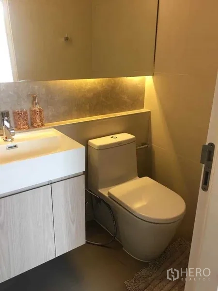 คอนโด ให้เช่าหรือขายในKhlong Toei, Bangkok - ห้องน้ำร่วมสมัย อ่างล้างหน้า ตู้กระจกไฟส่องหลัง และโถสุขภัณฑ์ แสงไฟอบอุ่น