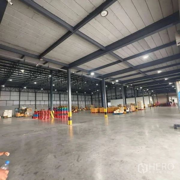 คลังสินค้า ให้เช่าในSamut Prakan - ฮอลล์เก็บสินค้าพื้นคอนกรีตขัดมัน กว้างโล่ง มีคานและพาเลทเรียง
