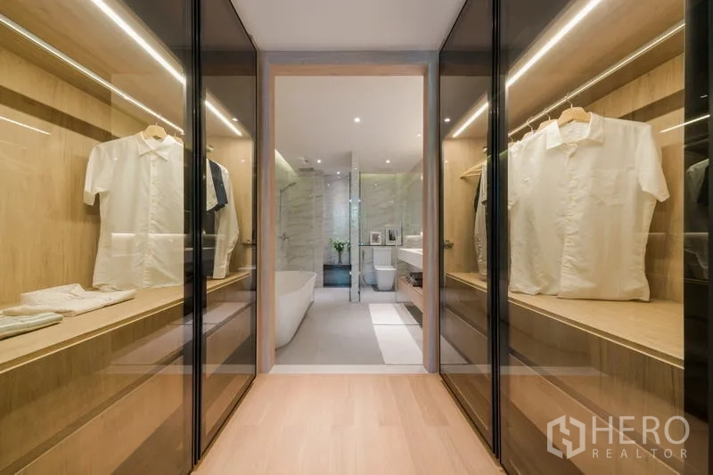 คอนโด ให้เช่าในWatthana, Bangkok - วอล์กอินคลอเซ็ตบานกระจก เชื่อมสู่ห้องน้ำพร้อมอ่างอาบน้ำ