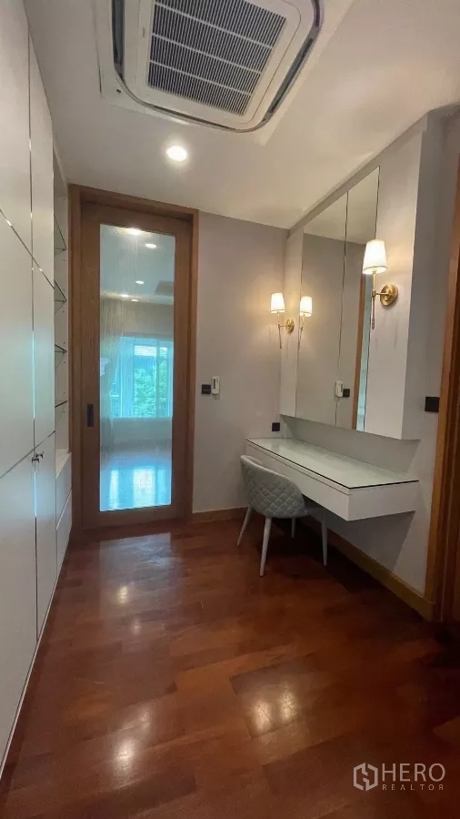 Detached House for rent in Prawet, Bangkok - Walk-in wardrobe with vanity, wall sconces and abundant storage.