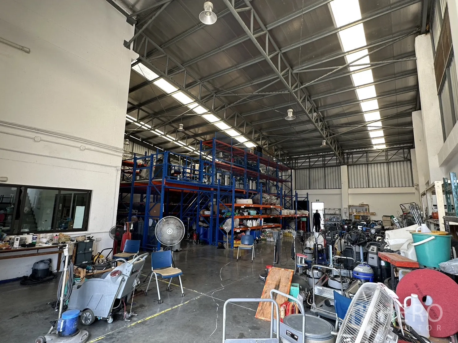 工厂 出租或出售在Pathum Thani - 高位仓储通道，货架系统与抛光混凝土地面。