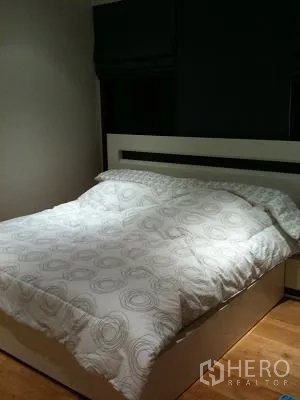 公寓 出租或出售在Khlong Toei, Bangkok - 温馨卧室，白色床头与双人床。