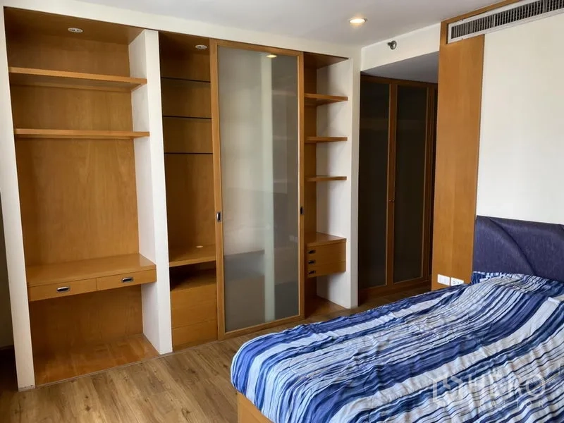公寓 出租或出售在Sathon, Bangkok - 次卧带内置衣柜、开放层架与双人床