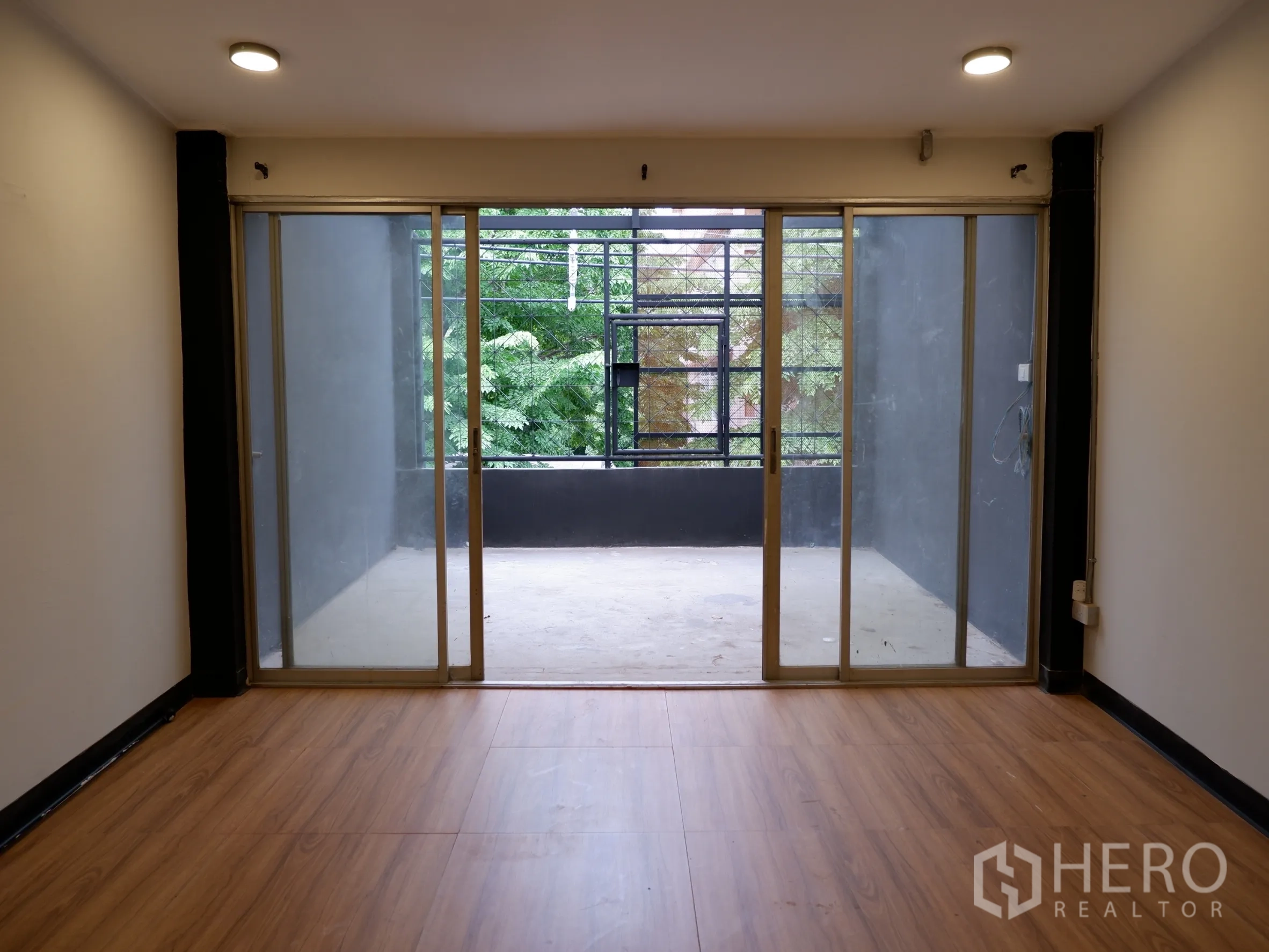 สำนักงานที่บ้าน ขายในBang Rak, Bangkok - ห้องชั้นบนเชื่อมระเบียงครึ่งเปิด ด้วยประตูกระจกบานเลื่อน มองเห็นต้นไม้เขียว