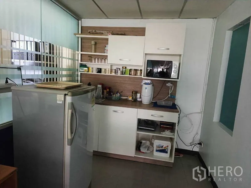 สำนักงาน ให้เช่าในRatchathewi, Bangkok - แพนทรีสำนักงานพร้อมตู้เย็น ไมโครเวฟ และตู้เก็บของ.