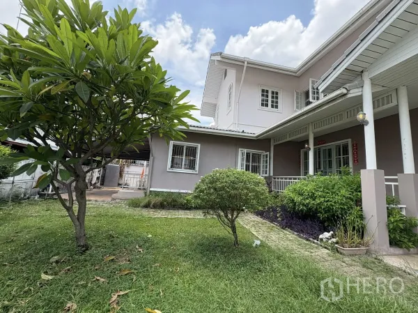 บ้าน ขายในPhra Khanong, Bangkok - มุมสวนหน้าบ้านพร้อมระเบียงยาว พุ่มไม้ และทางเดินกระเบื้อง