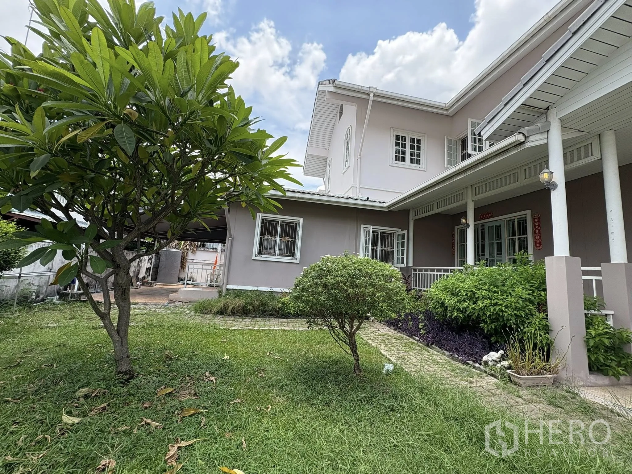 บ้าน ขายในPhra Khanong, Bangkok - มุมสวนหน้าบ้านพร้อมระเบียงยาว พุ่มไม้ และทางเดินกระเบื้อง