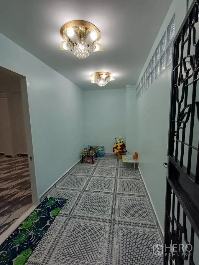 สำนักงานที่บ้าน ให้เช่าในPhra Khanong, Bangkok - โถงทางเข้า พื้นกระเบื้องลายกราฟิก โคมไฟเพดานทอง