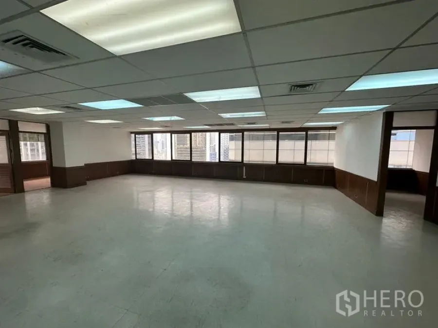 สำนักงาน ให้เช่าในWatthana, Bangkok - พื้นที่ทำงานแบบเปิด หน้าต่างยาวตลอดแนว เห็นวิวเมืองวัฒนา